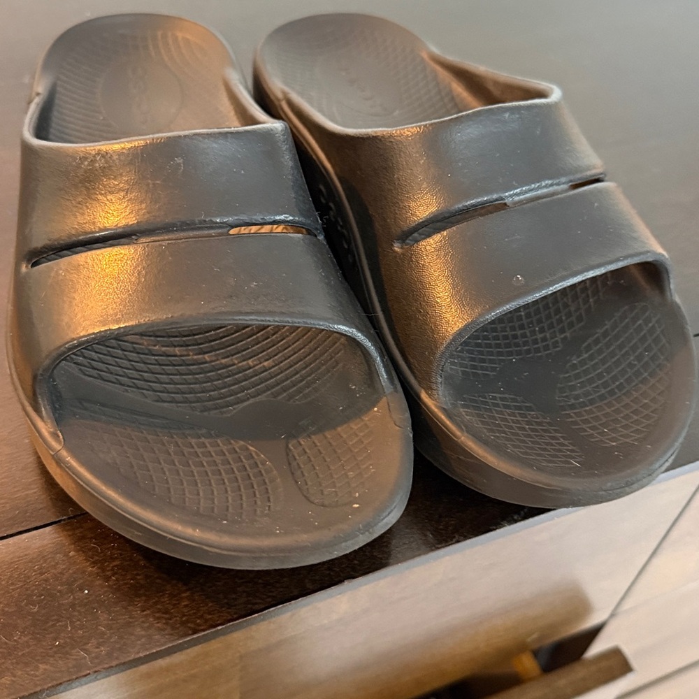 Oofos Luxe Black Recovery Slide